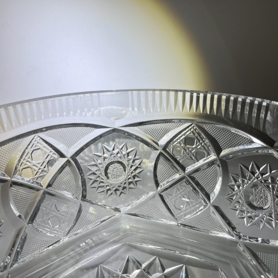 Фруктовница с резным геометрическим декором