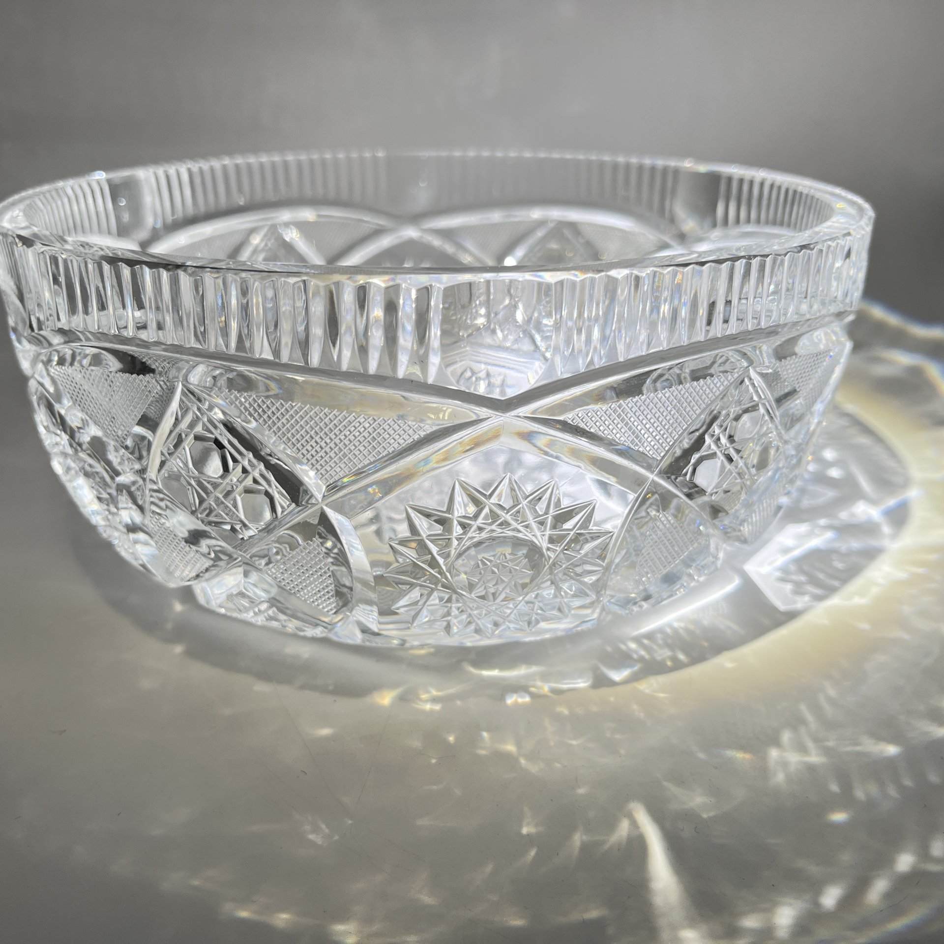 Фруктовница с резным геометрическим декором