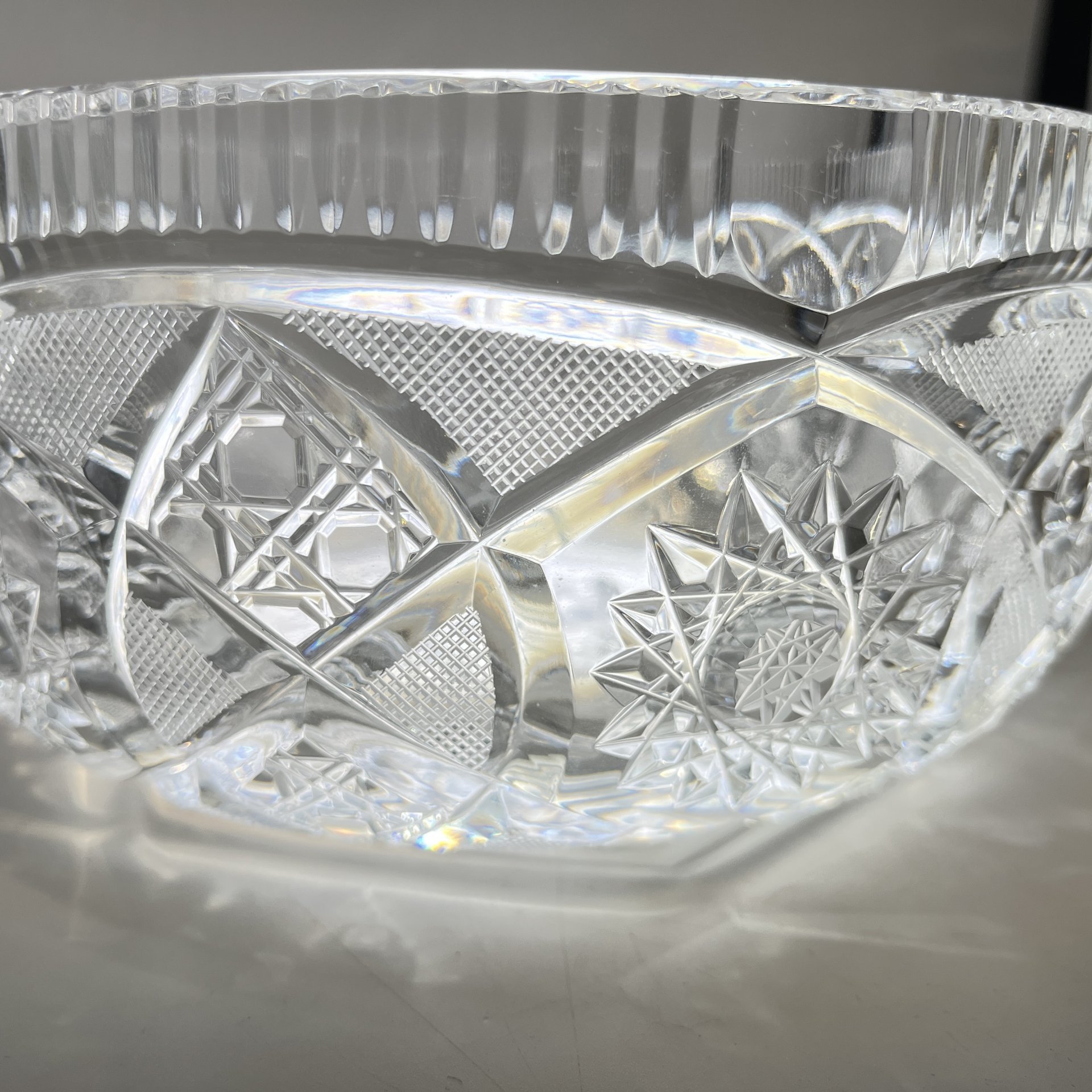 Фруктовница с резным геометрическим декором