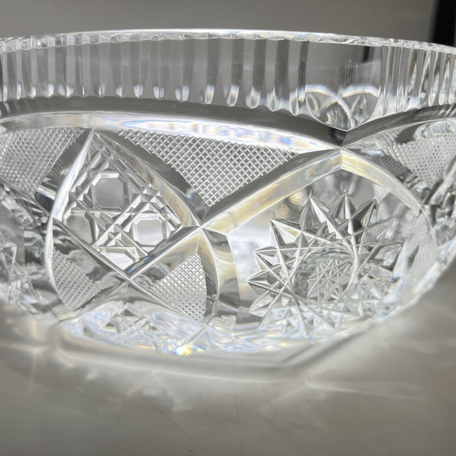 Фруктовница с резным геометрическим декором