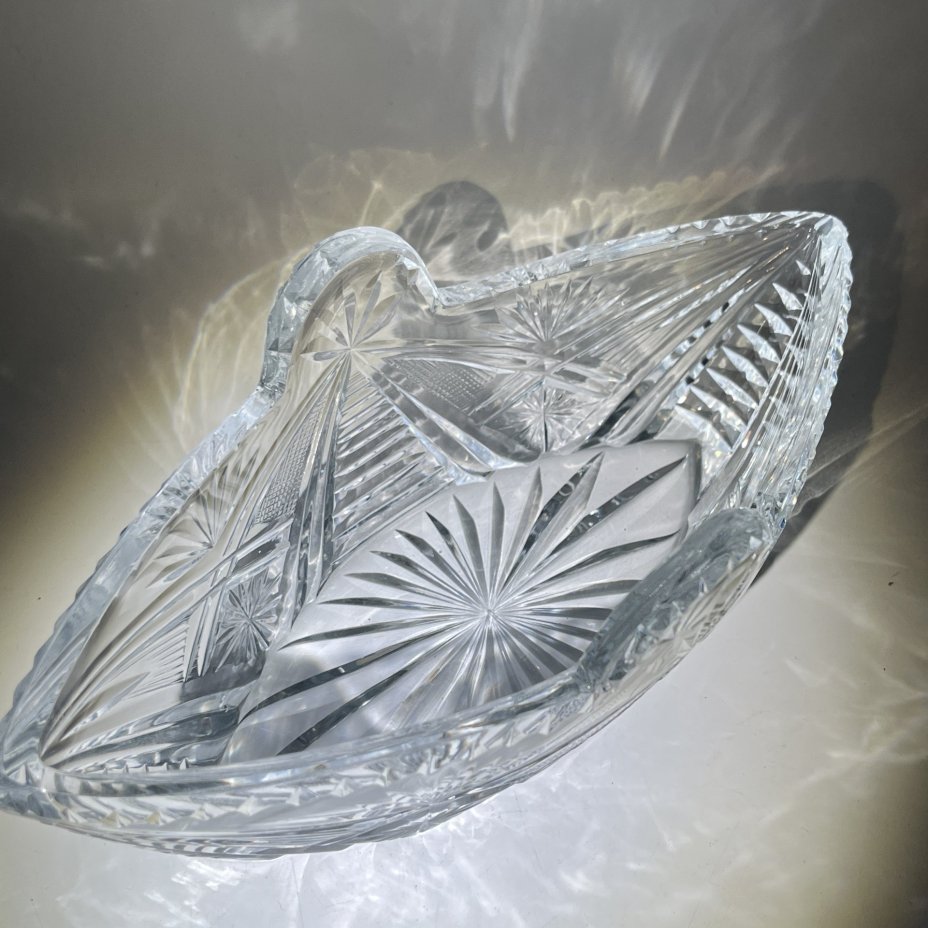 Салатник-ладья с резным геометрическим декором