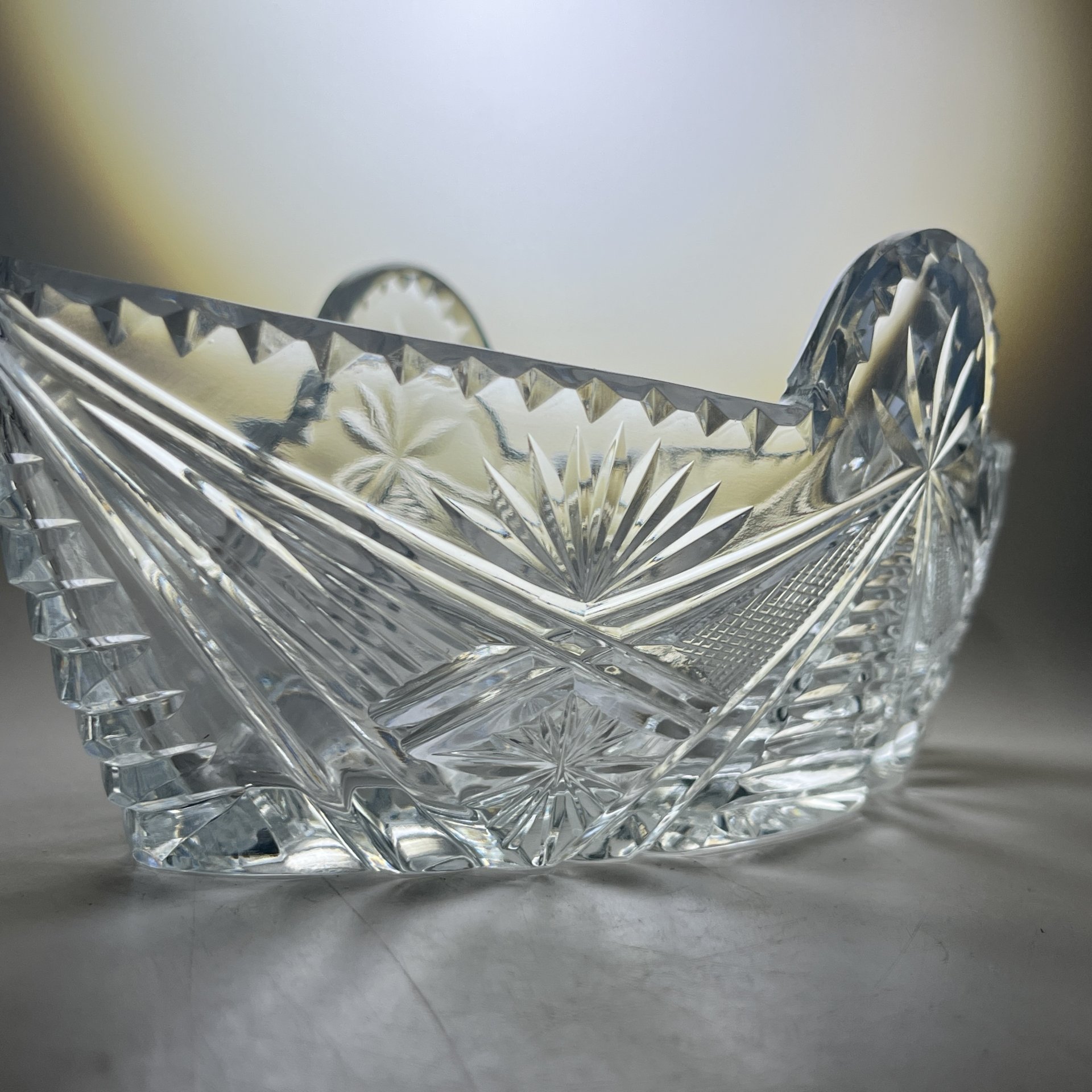 Салатник-ладья с резным геометрическим декором, хрусталь, алмазная грань, СССР, 1970-1990 гг.