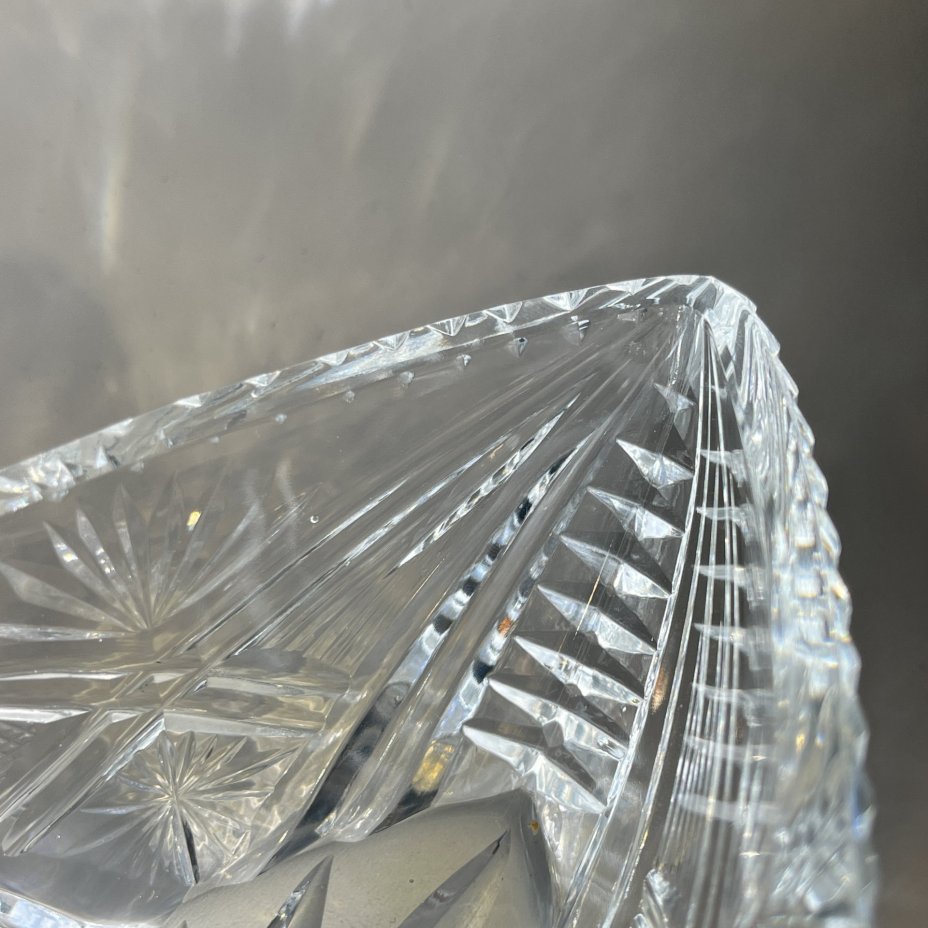 Салатник-ладья с резным геометрическим декором