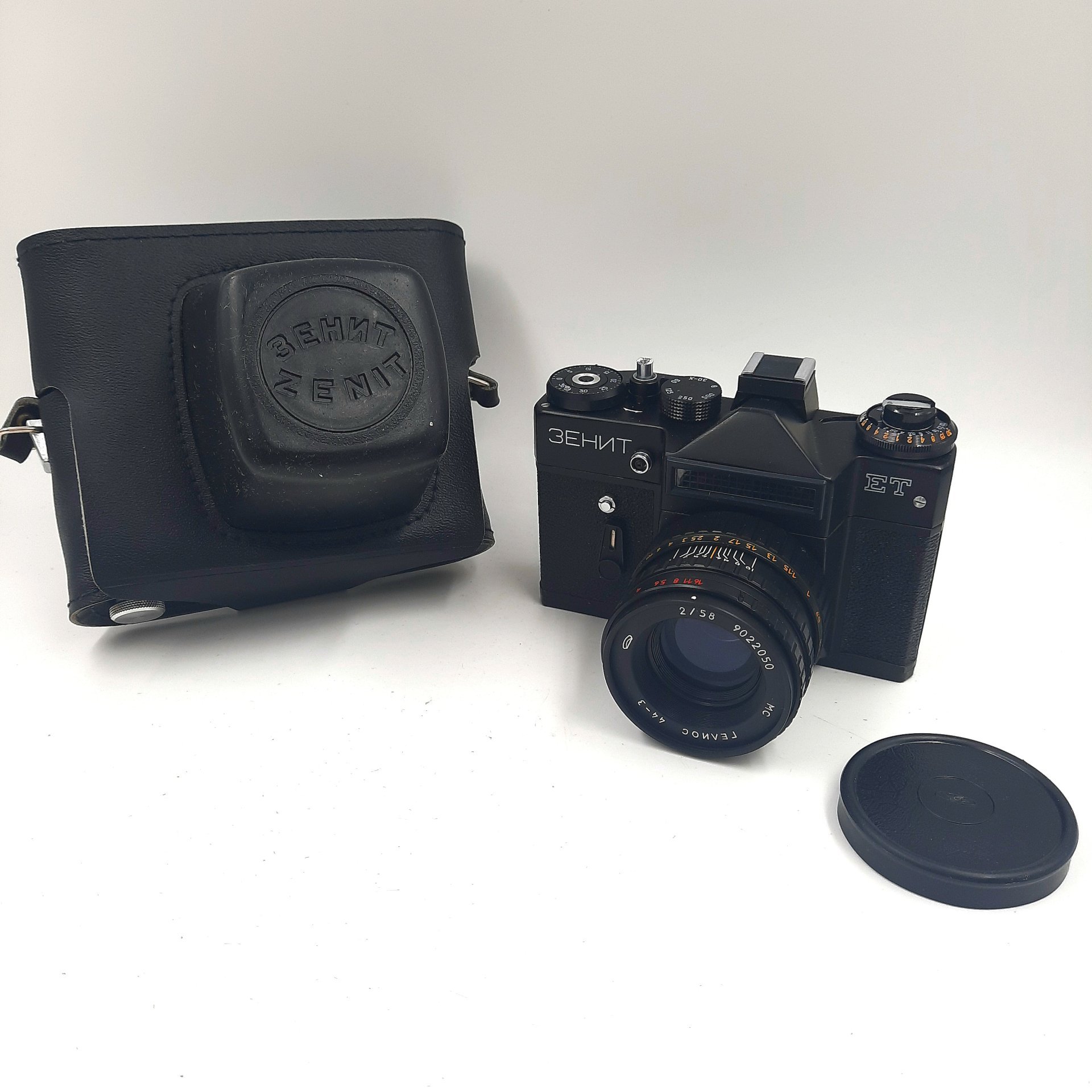 Фотоаппарат "Зенит-ЕТ" c объективом "Гелиос-44-3" в оригинальной коробке с руководством по эксплуатации, металл, пластик, стекло, кожа, картон, Завод «Зенит», г. Вилейка, СССР, 1990 г.
