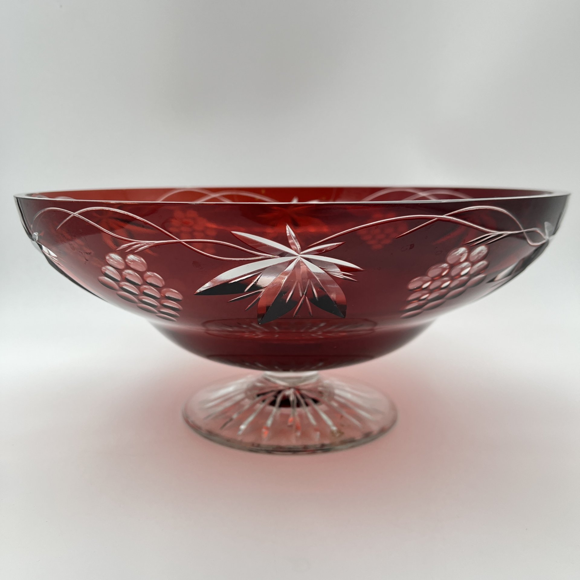 Ваза-фруктовница рубинового оттенка "Виноград", стекло, резьба, Дятьковский хрустальный завод, СССР, 1970-1990 гг.