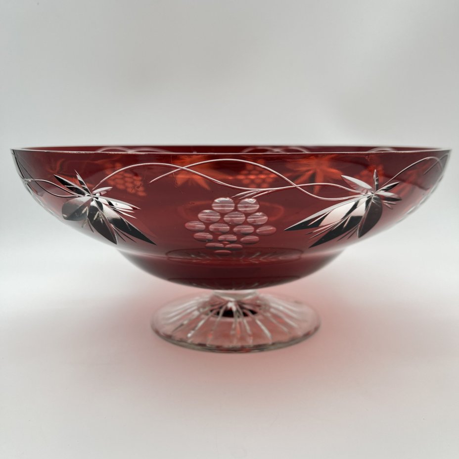 Ваза-фруктовница рубинового оттенка "Виноград", стекло, резьба, Дятьковский хрустальный завод, СССР, 1970-1990 гг.