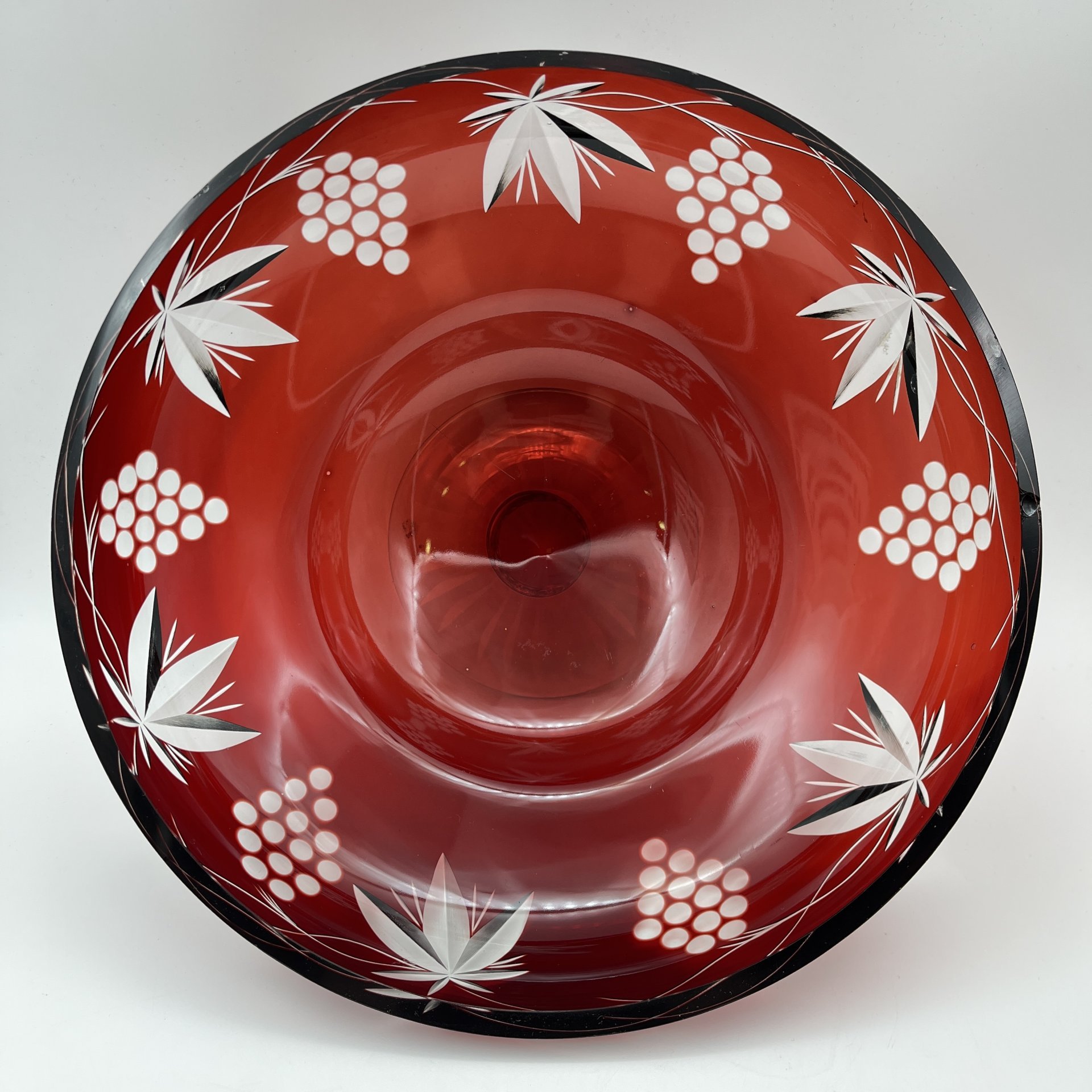 Ваза-фруктовница рубинового оттенка "Виноград", стекло, резьба, Дятьковский хрустальный завод, СССР, 1970-1990 гг.