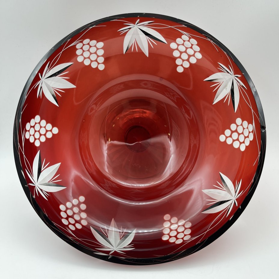 Ваза-фруктовница рубинового оттенка "Виноград", стекло, резьба, Дятьковский хрустальный завод, СССР, 1970-1990 гг.