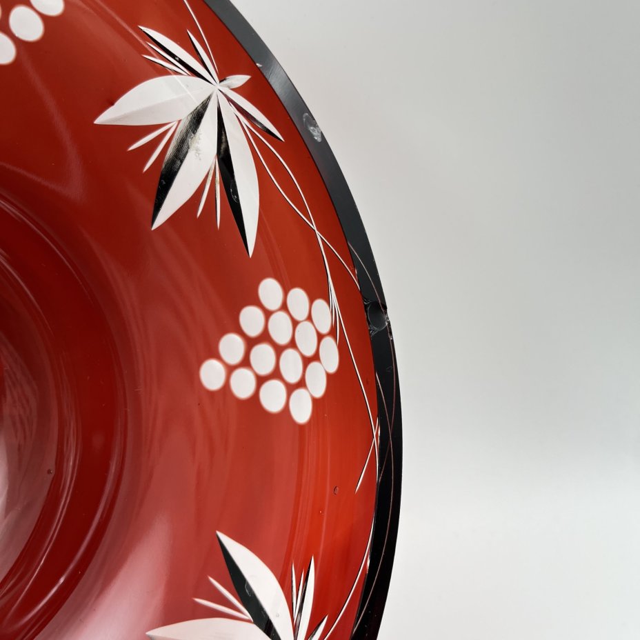 Ваза-фруктовница рубинового оттенка "Виноград", стекло, резьба, Дятьковский хрустальный завод, СССР, 1970-1990 гг.