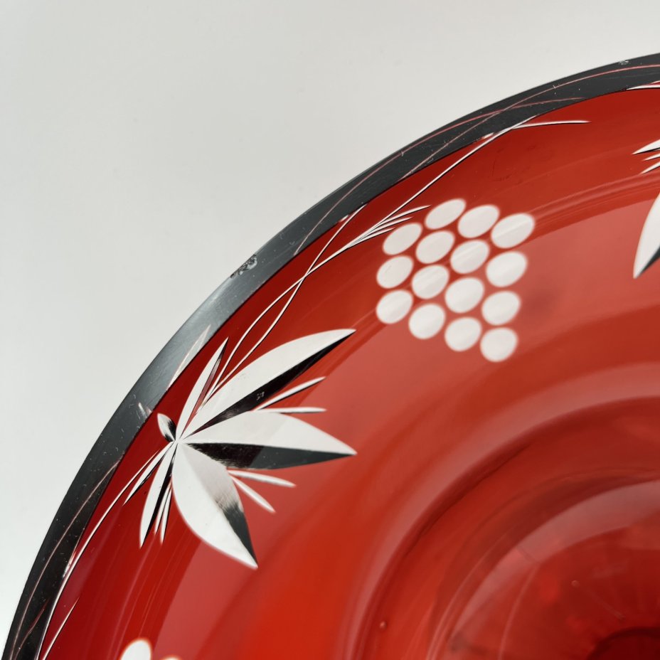 Ваза-фруктовница рубинового оттенка "Виноград", стекло, резьба, Дятьковский хрустальный завод, СССР, 1970-1990 гг.