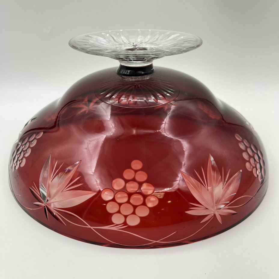 Ваза-фруктовница рубинового оттенка "Виноград", стекло, резьба, Дятьковский хрустальный завод, СССР, 1970-1990 гг.
