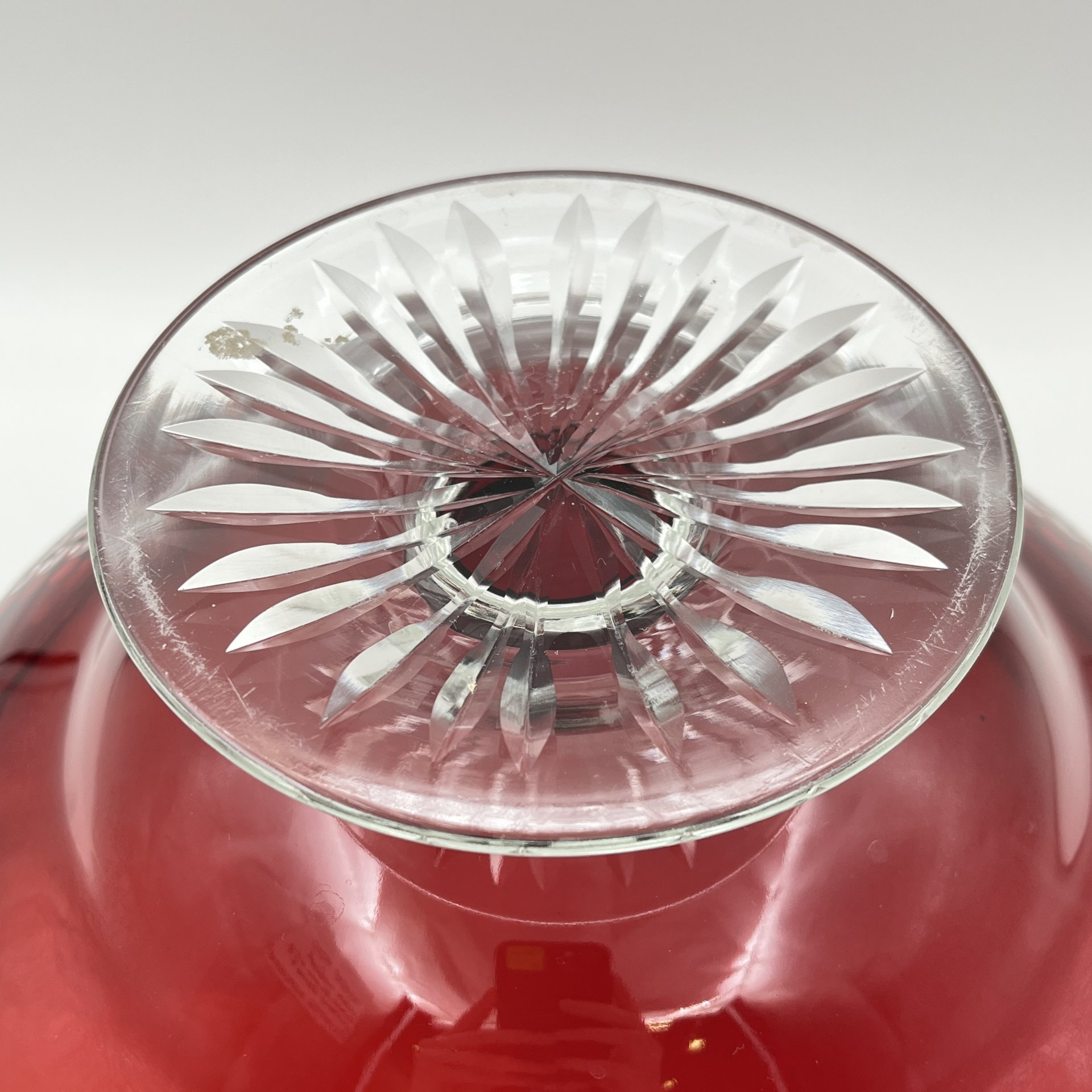 Ваза-фруктовница рубинового оттенка "Виноград", стекло, резьба, Дятьковский хрустальный завод, СССР, 1970-1990 гг.