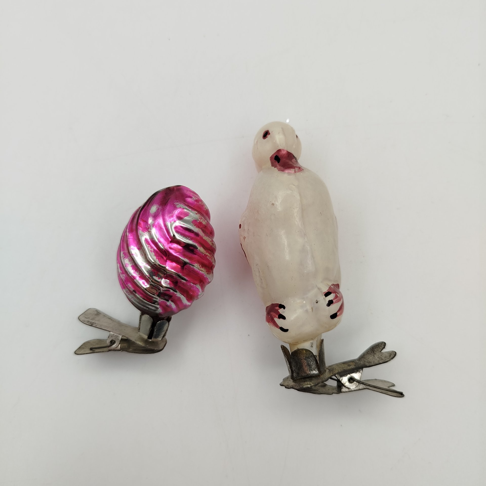 Набор из 2-х ёлочных игрушек на прищепке "Утка" и "Шишка", стекло, краска, металл, СССР, 1960-1980 гг.
