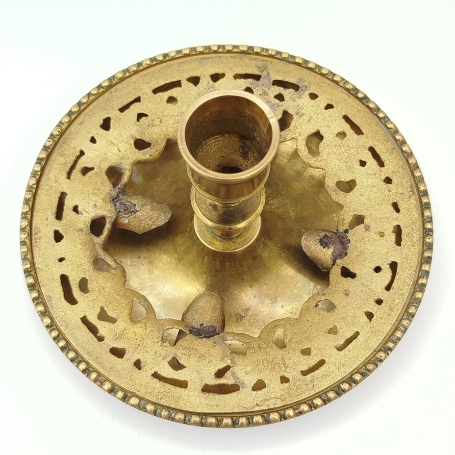 Подсвечник-пепельница, украшенная флоральным мотивом