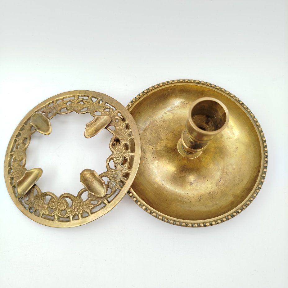 Подсвечник-пепельница, украшенная флоральным мотивом