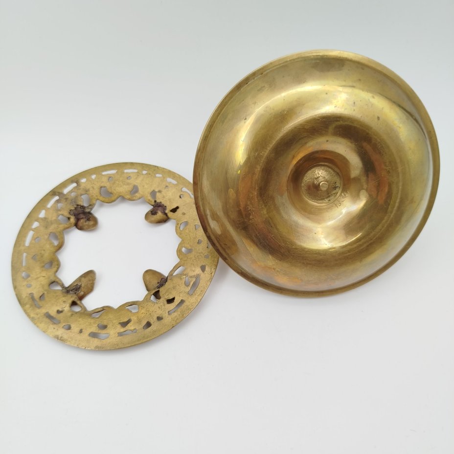 Подсвечник-пепельница, украшенная флоральным мотивом