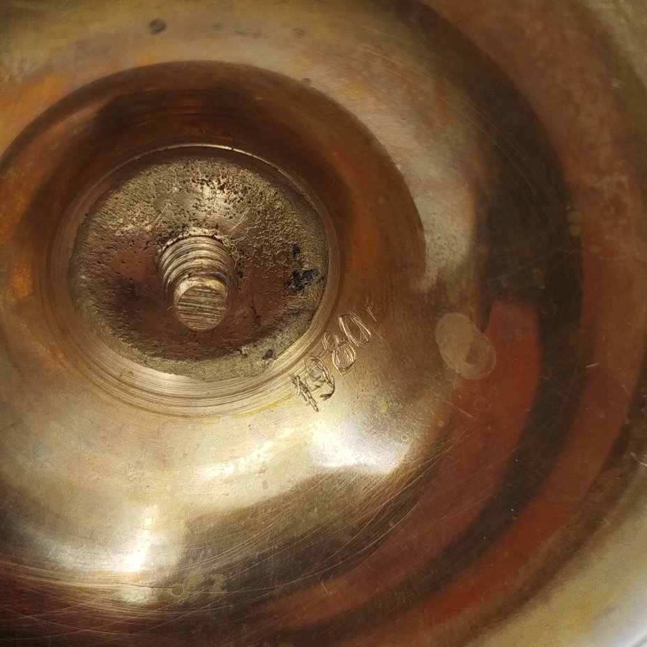 Подсвечник-пепельница, украшенная флоральным мотивом