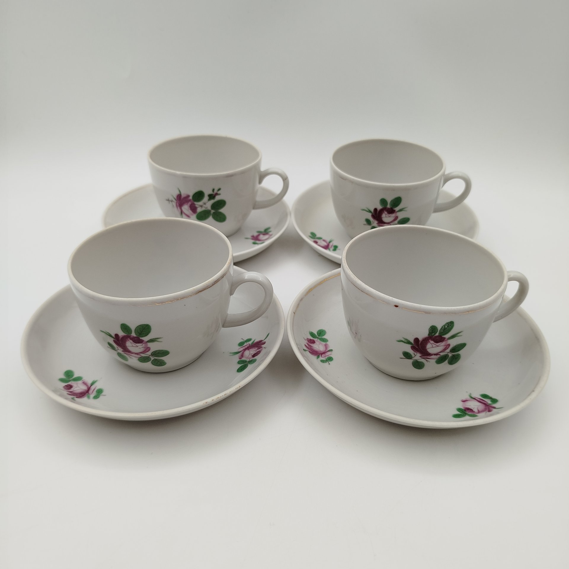 Набор из четырех чайных пар с декором в виде роз, фарфор, деколь, золочение, Завод «Красный фарфорист» (Чудово, Грузинская фарфорово-фаянсовая фабрика), СССР, 1962-1971 гг.