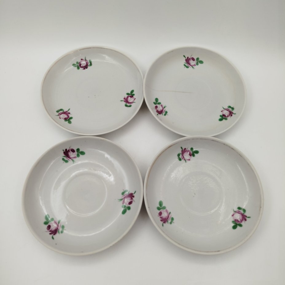 Набор из четырех чайных пар с декором в виде роз, фарфор, деколь, золочение, Завод «Красный фарфорист» (Чудово, Грузинская фарфорово-фаянсовая фабрика), СССР, 1962-1971 гг.