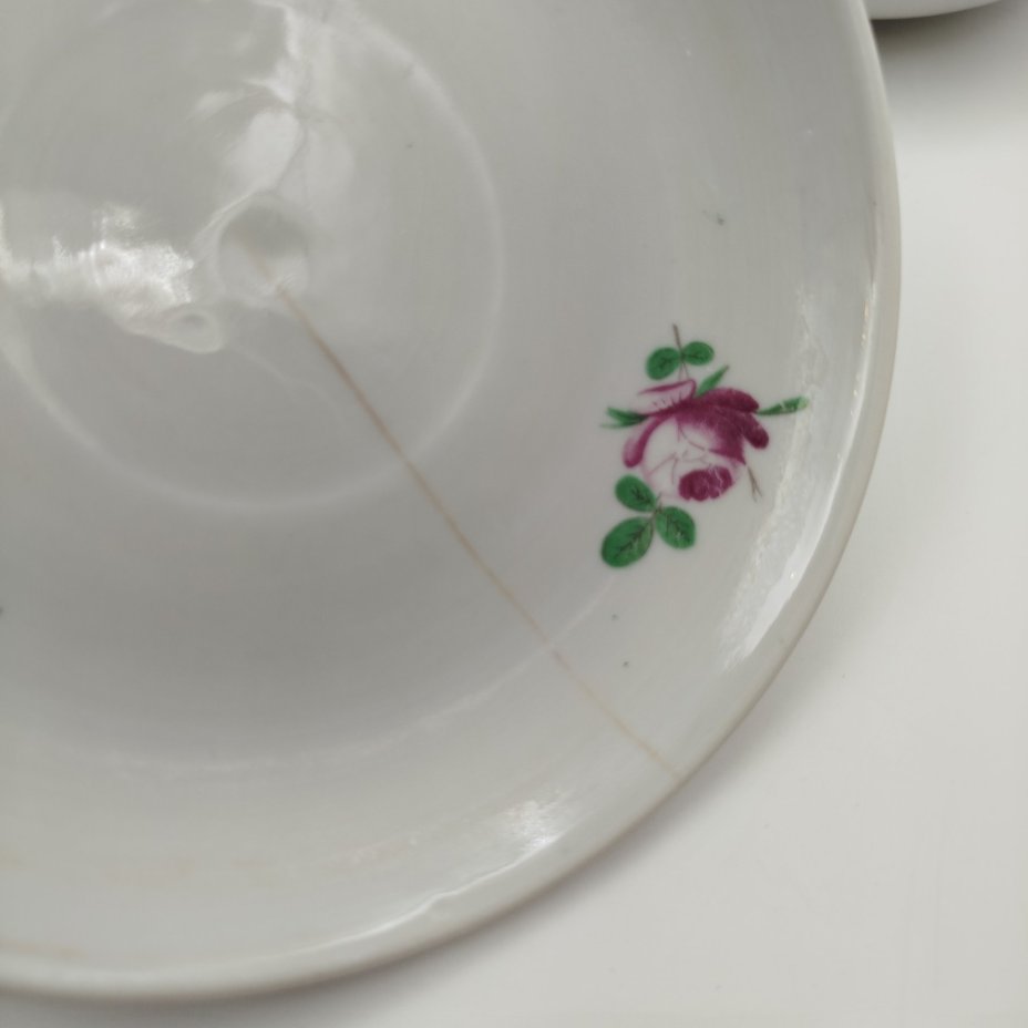 Набор из четырех чайных пар с декором в виде роз, фарфор, деколь, золочение, Завод «Красный фарфорист» (Чудово, Грузинская фарфорово-фаянсовая фабрика), СССР, 1962-1971 гг.