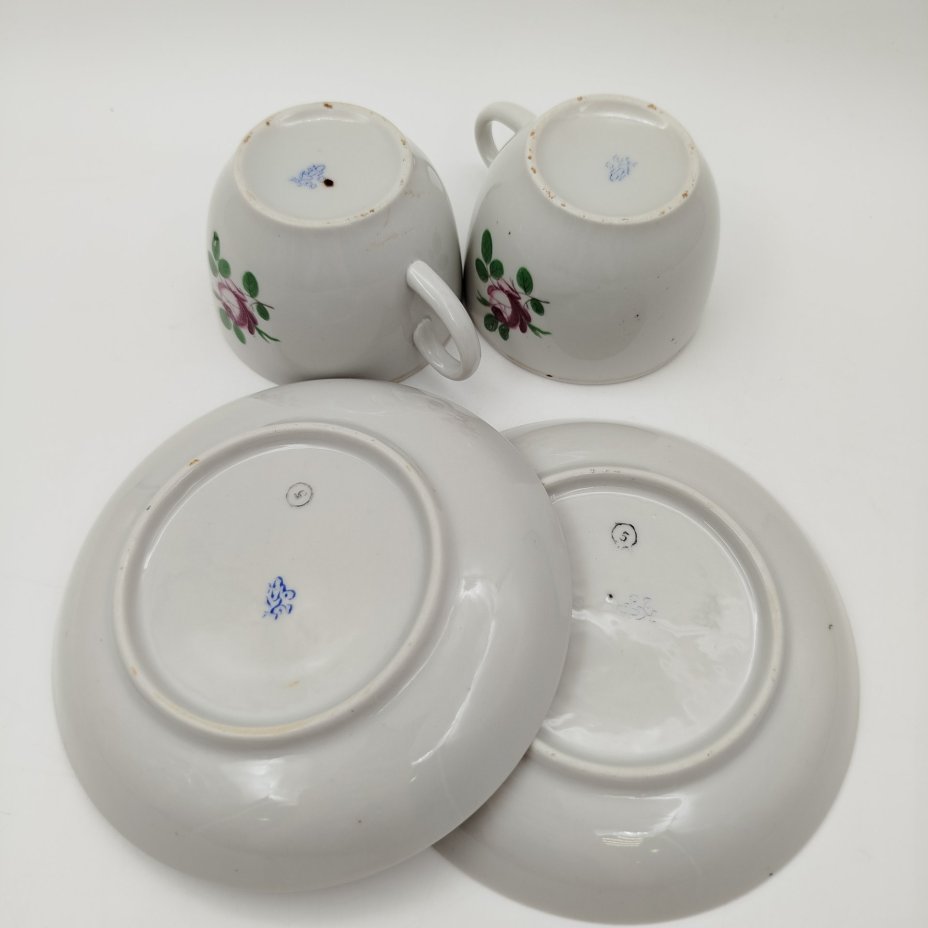 Набор из четырех чайных пар с декором в виде роз, фарфор, деколь, золочение, Завод «Красный фарфорист» (Чудово, Грузинская фарфорово-фаянсовая фабрика), СССР, 1962-1971 гг.