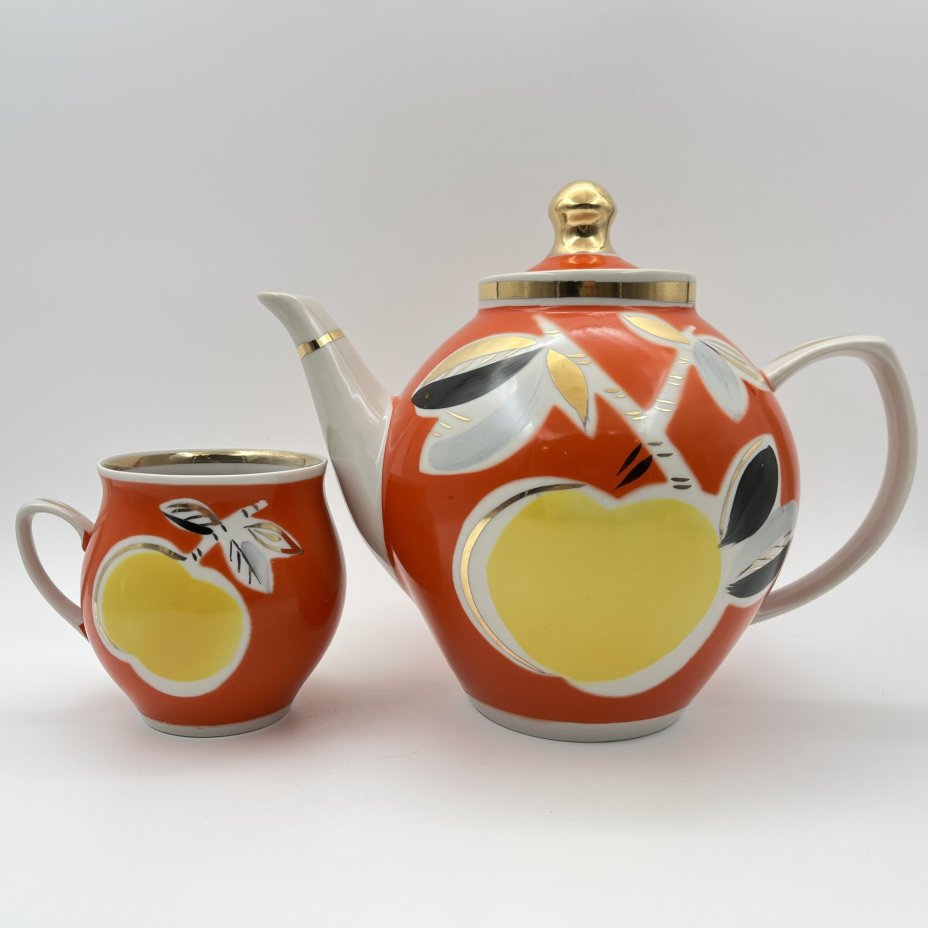Чайник доливной и чашка, украшенные изображением яблок, фарфор, крытье, роспись, золочение, Полонский фарфоровый завод, СССР, 1980-1991 гг.
