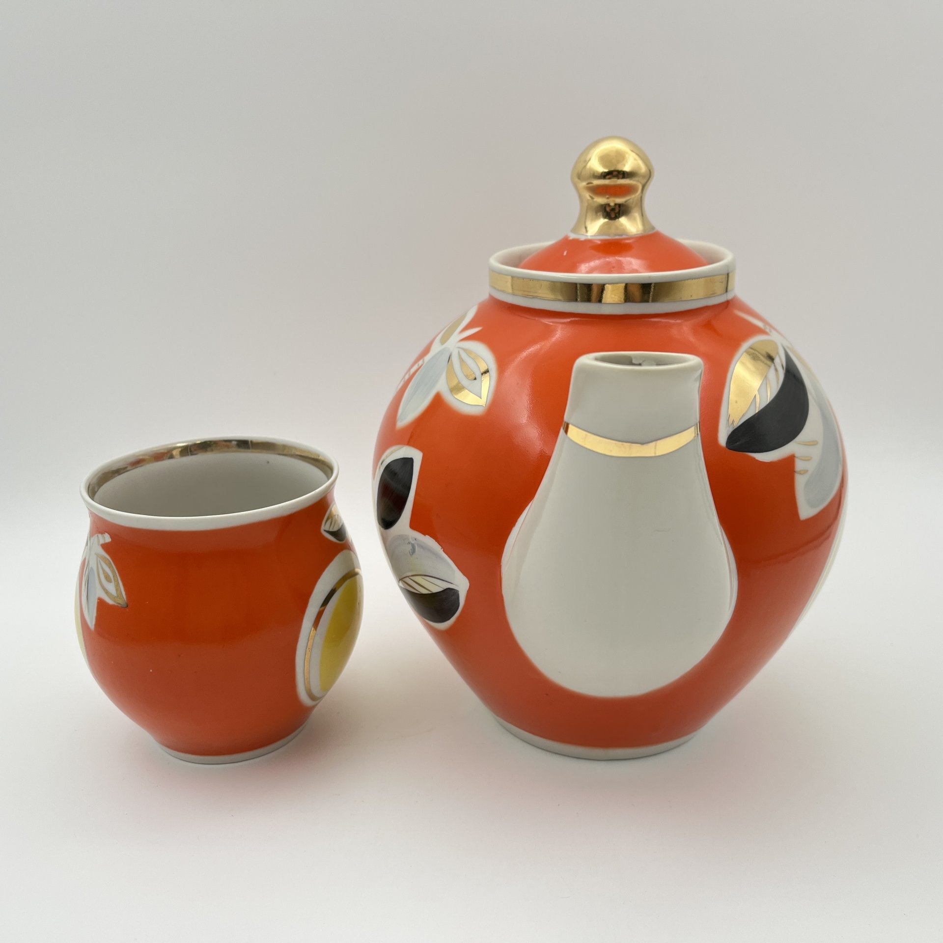 Чайник доливной и чашка, украшенные изображением яблок, фарфор, крытье, роспись, золочение, Полонский фарфоровый завод, СССР, 1980-1991 гг.