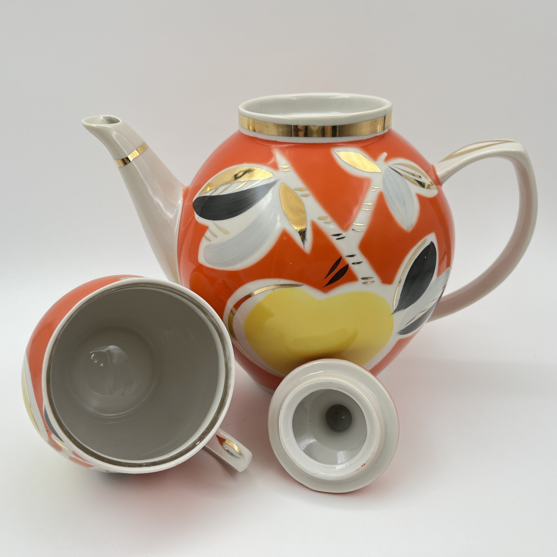 Чайник доливной и чашка, украшенные изображением яблок, фарфор, крытье, роспись, золочение, Полонский фарфоровый завод, СССР, 1980-1991 гг.