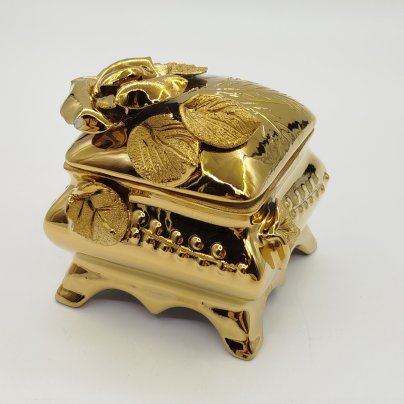 Шкатулка с рельефным цветочным декором, фарфор, крытье, золочение, Азия, 1990-2015 гг.