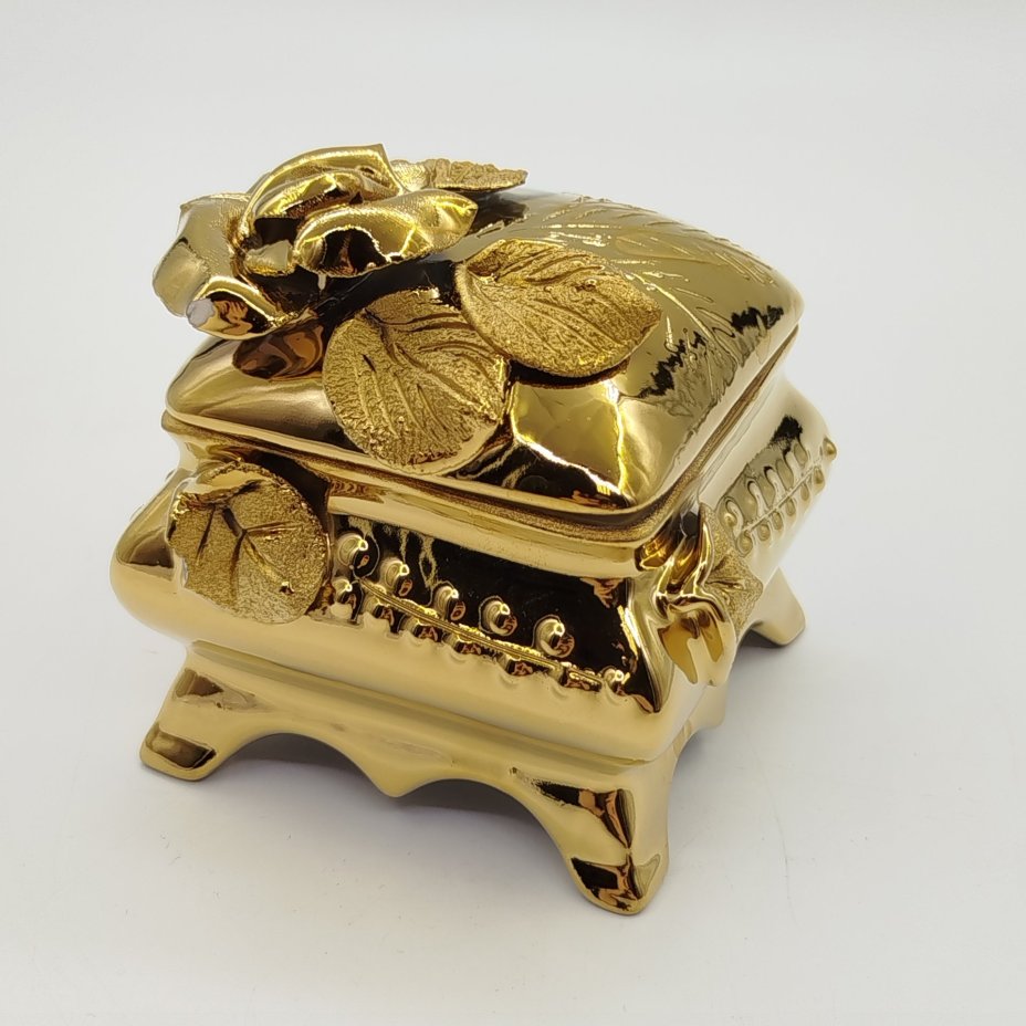 Шкатулка с рельефным цветочным декором, фарфор, крытье, золочение, Азия, 1990-2015 гг.