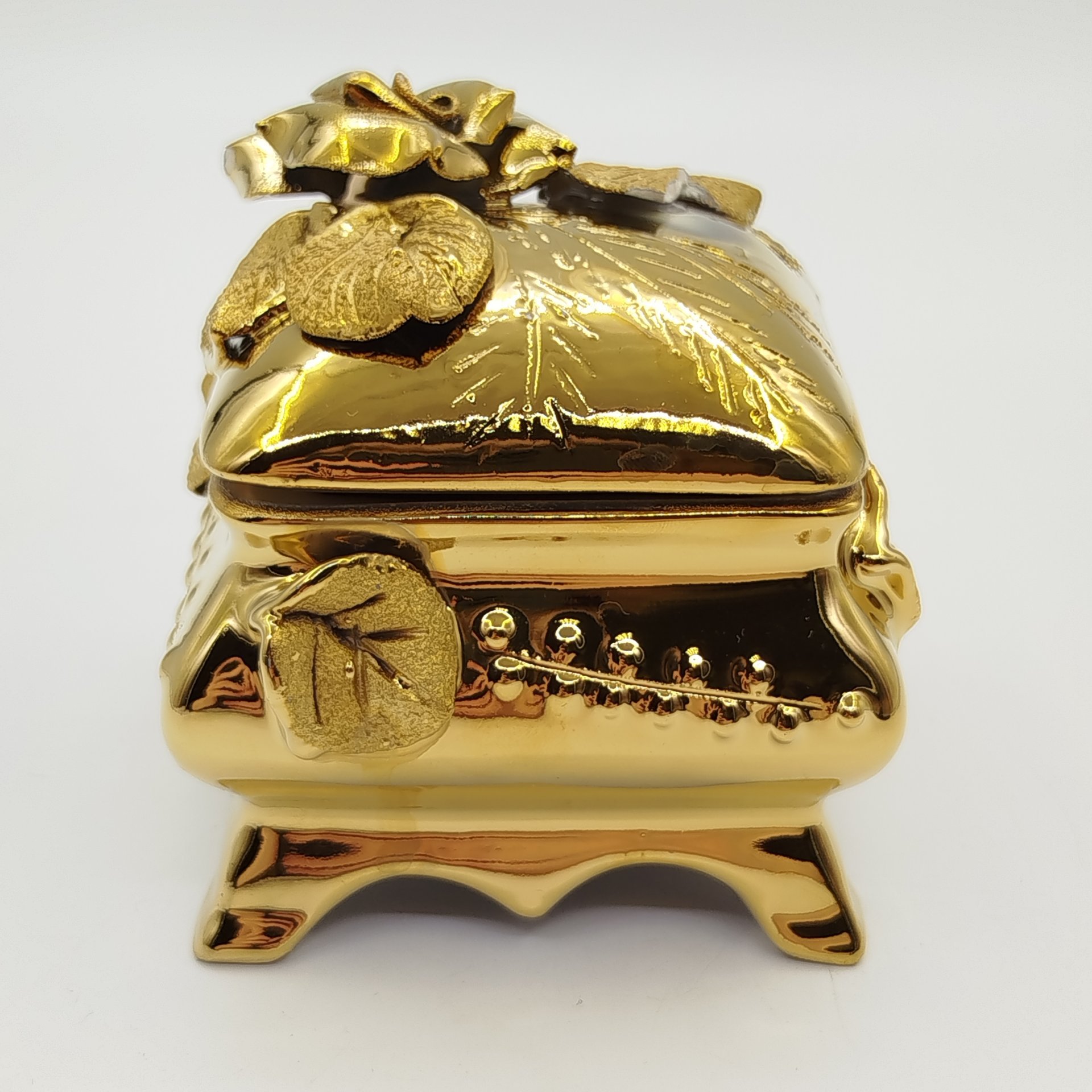 Шкатулка с рельефным цветочным декором, фарфор, крытье, золочение, Азия, 1990-2015 гг.