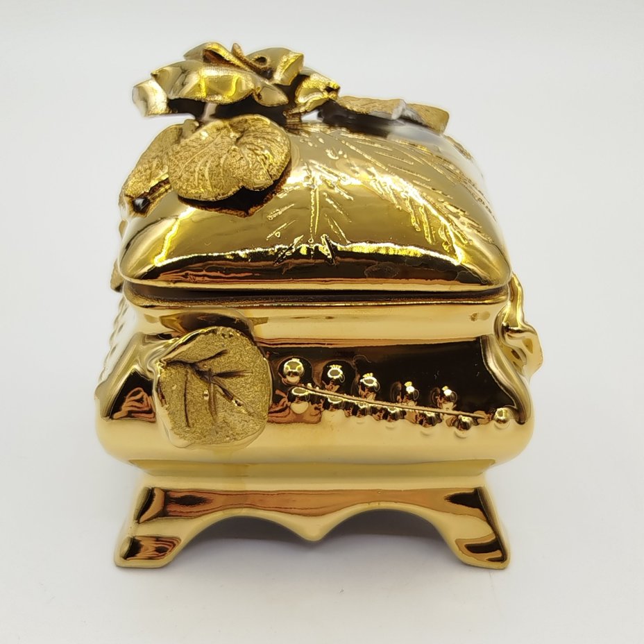 Шкатулка с рельефным цветочным декором