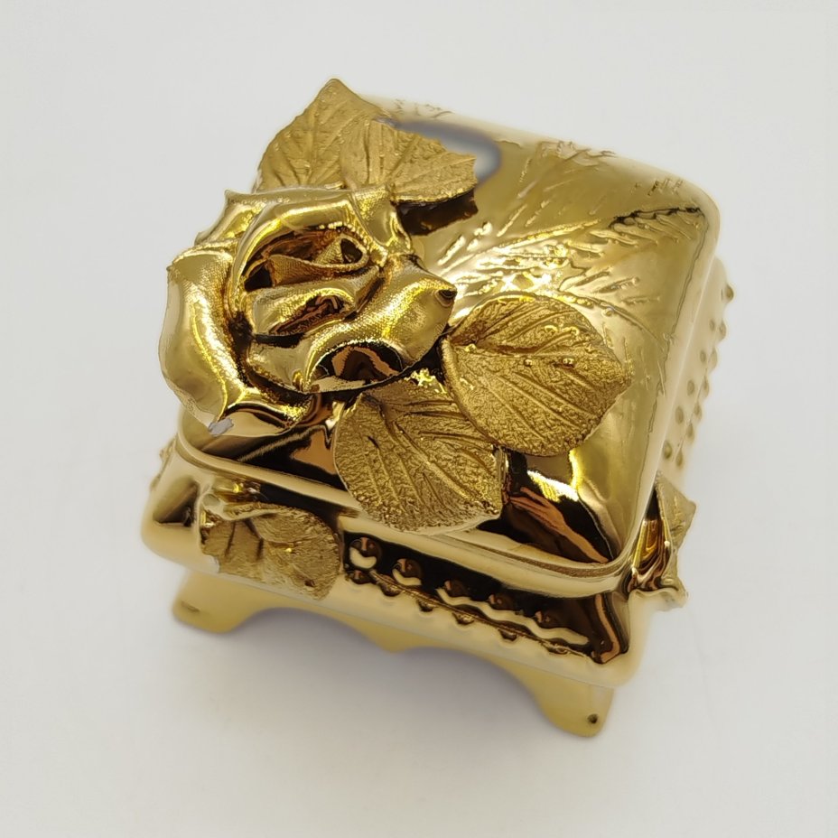 Шкатулка с рельефным цветочным декором