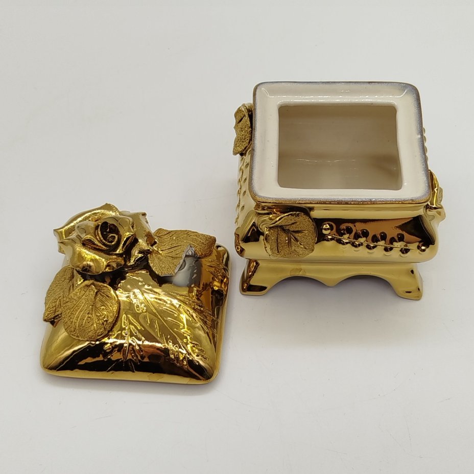 Шкатулка с рельефным цветочным декором