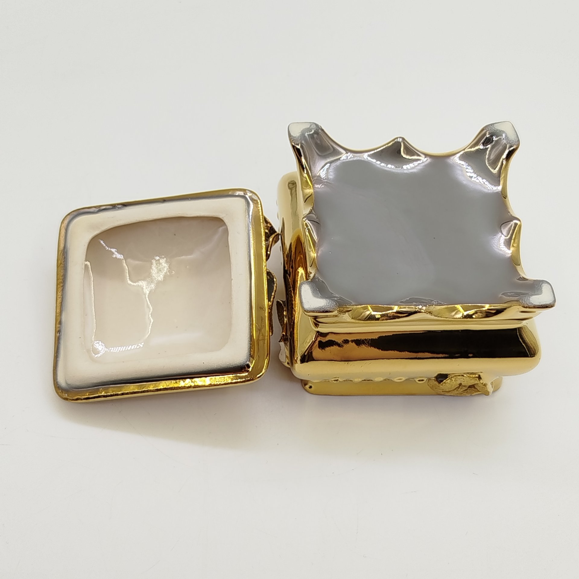 Шкатулка с рельефным цветочным декором, фарфор, крытье, золочение, Азия, 1990-2015 гг.