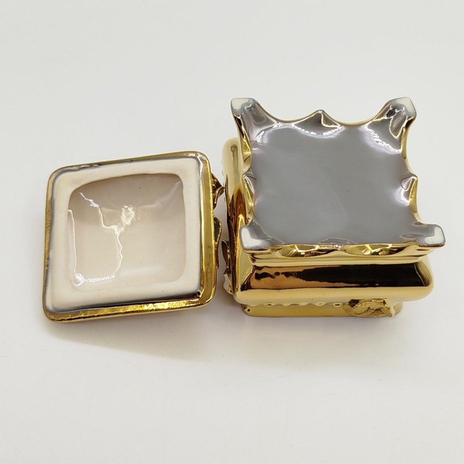 Шкатулка с рельефным цветочным декором