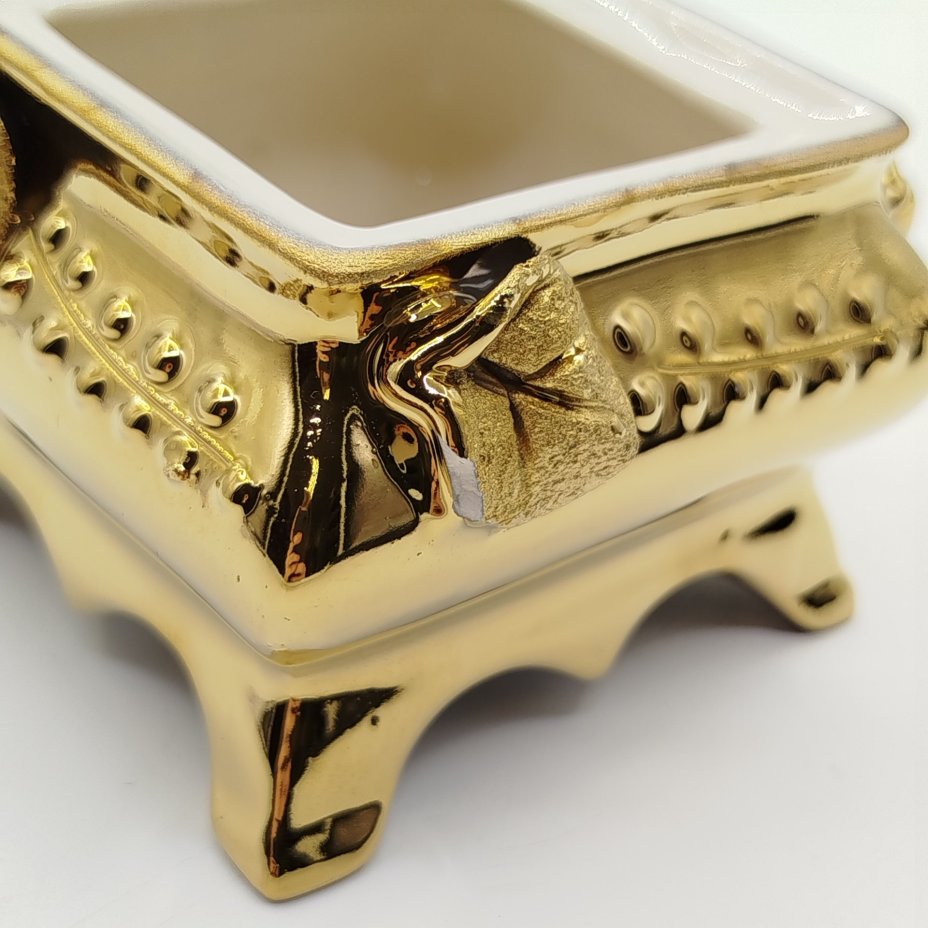 Шкатулка с рельефным цветочным декором