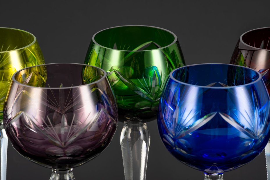 Набор из 5 бокалов разного оттенка, с резным декором