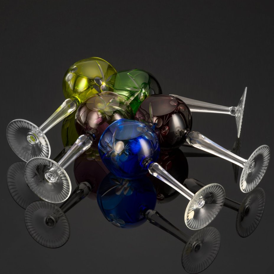 Набор из 5 бокалов разного оттенка, с резным декором