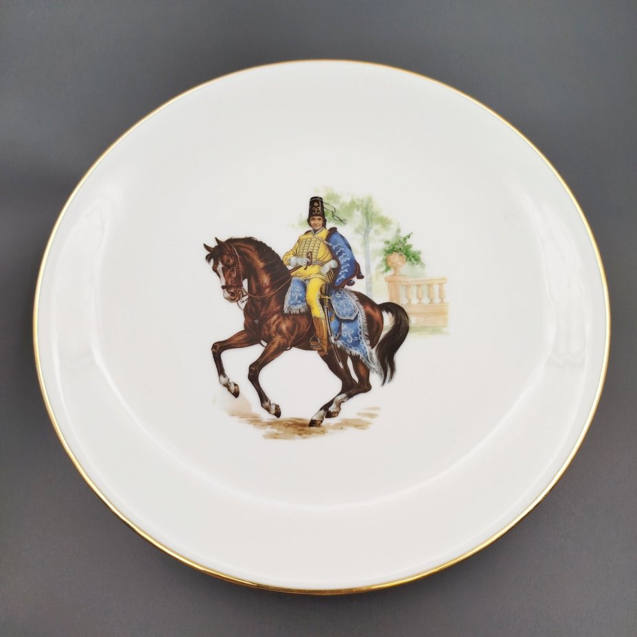 Тарелка "Hussard de Russie" (Русский гусар) из серии "Champs Élysées Paris. European Cavalry" (Чемпионы Елисейских Полей. Европейская кавалерия), Kuba Porzellan, фарфор, деколь, золочение