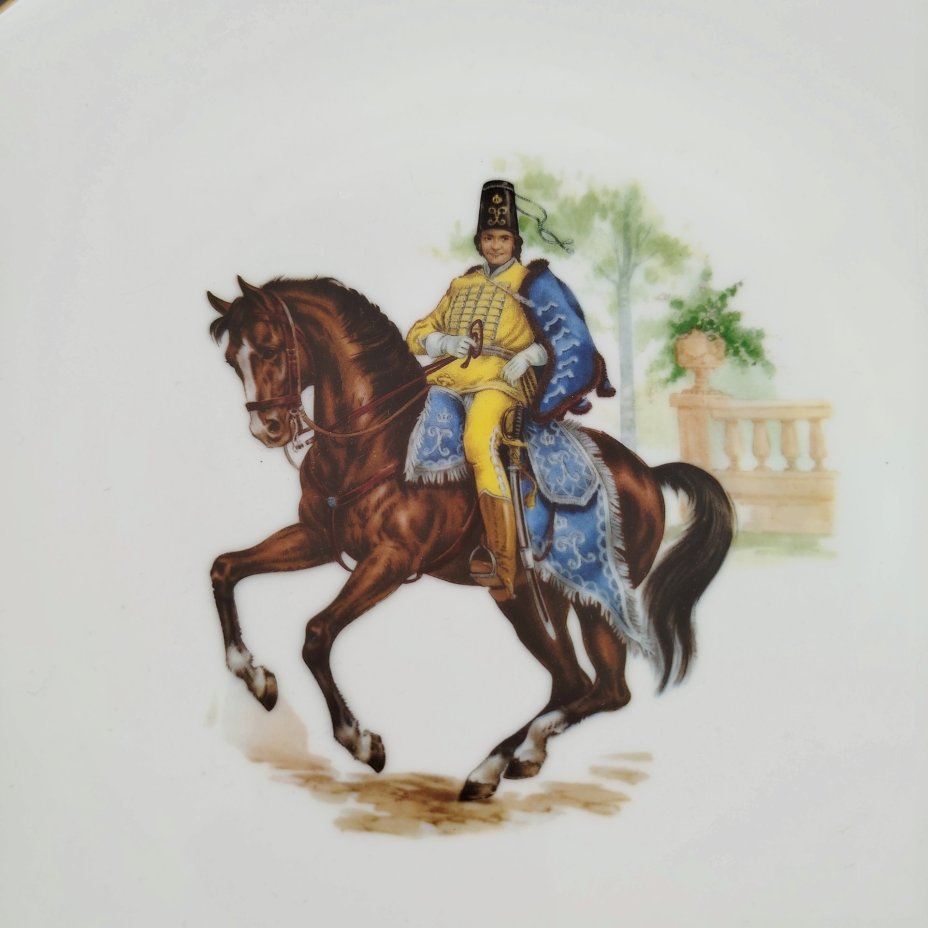 Тарелка "Hussard de Russie" (Русский гусар) из серии "Champs Élysées Paris. European Cavalry" (Чемпионы Елисейских Полей. Европейская кавалерия), Kuba Porzellan, фарфор, деколь, золочение