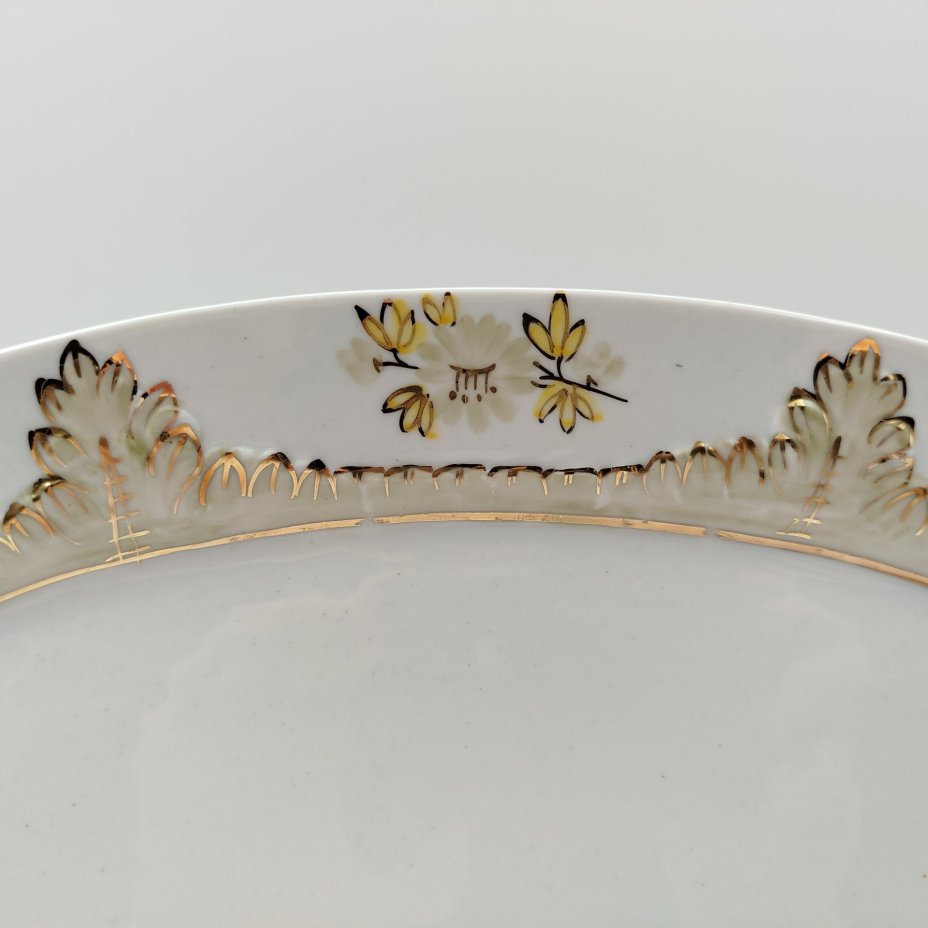 Блюдо овальной формы с растительным декором, фарфор, роспись, золочение, Фабрика «Мануфактуры Гарднеръ в Вербилках», Россия, 1990-2007 гг.