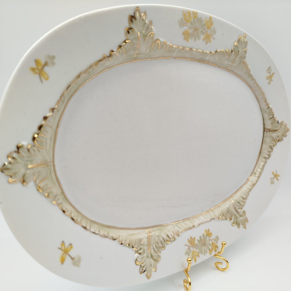 Блюдо овальной формы с растительным декором, фарфор, роспись, золочение, Фабрика «Мануфактуры Гарднеръ в Вербилках», Россия, 1990-2007 гг.