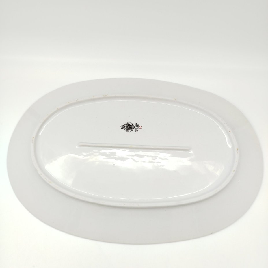 Блюдо овальной формы с растительным декором, фарфор, роспись, золочение, Фабрика «Мануфактуры Гарднеръ в Вербилках», Россия, 1990-2007 гг.