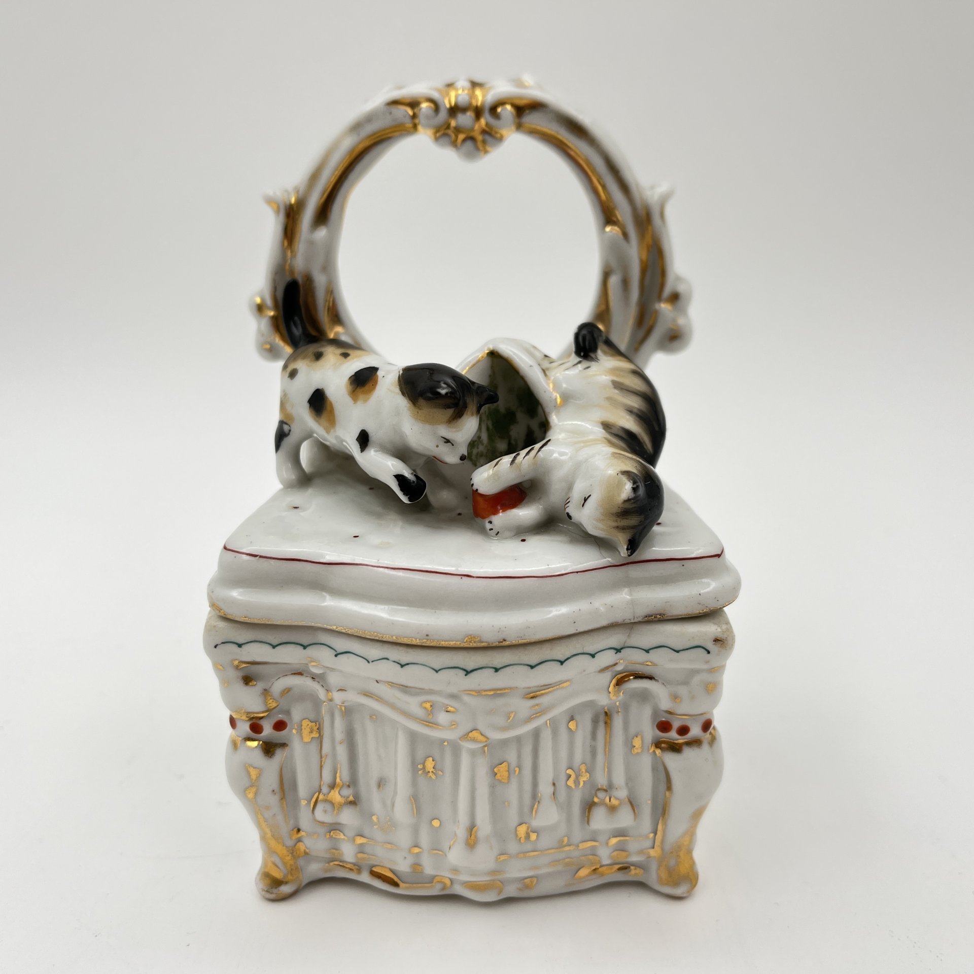 Шкатулка "Игривые котята", фарфор, роспись, золочение, Западная Европа, 1900-1930 гг.