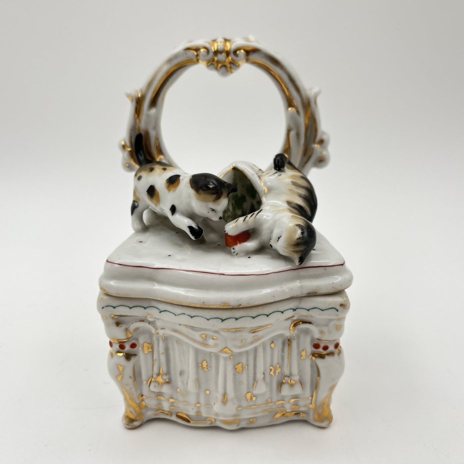 Шкатулка "Игривые котята", фарфор, роспись, золочение, Западная Европа, 1900-1930 гг.