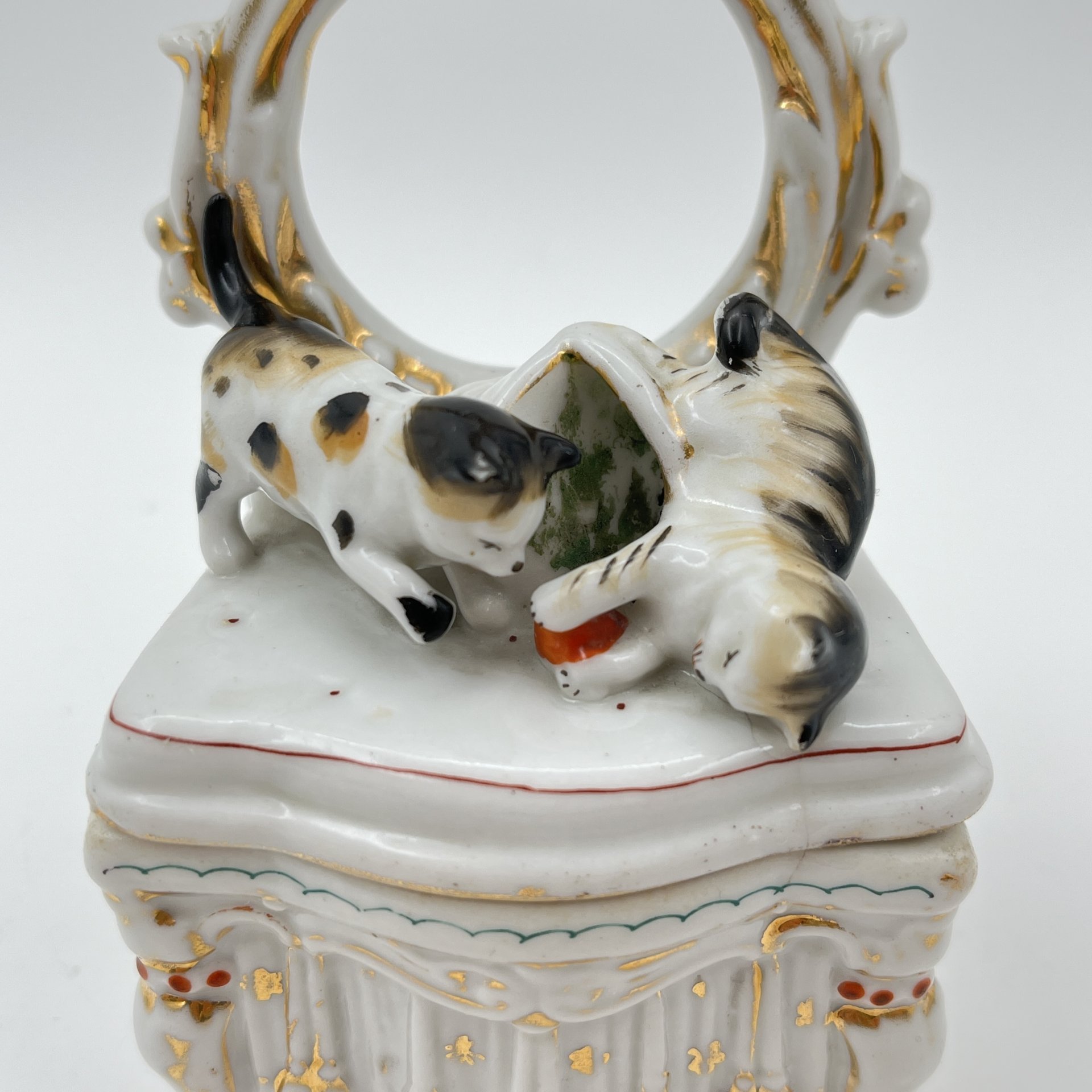 Шкатулка "Игривые котята", фарфор, роспись, золочение, Западная Европа, 1900-1930 гг.