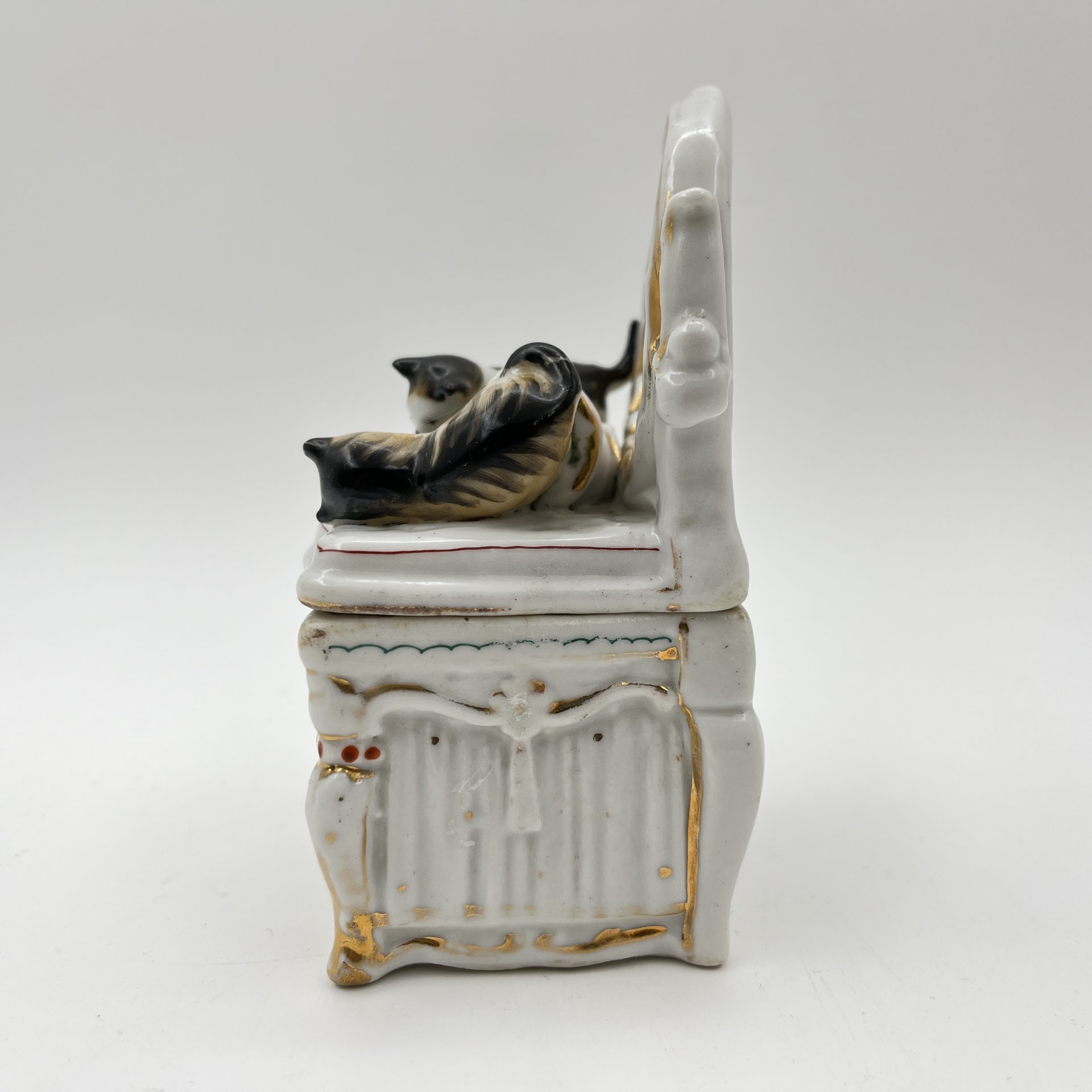 Шкатулка "Игривые котята", фарфор, роспись, золочение, Западная Европа, 1900-1930 гг.