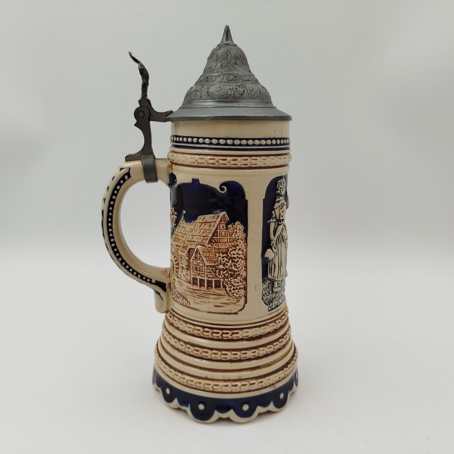 Кружка пивная с крышкой, украшенная деревенской сценой, керамика, олово, Германия, 1960-1990 гг.