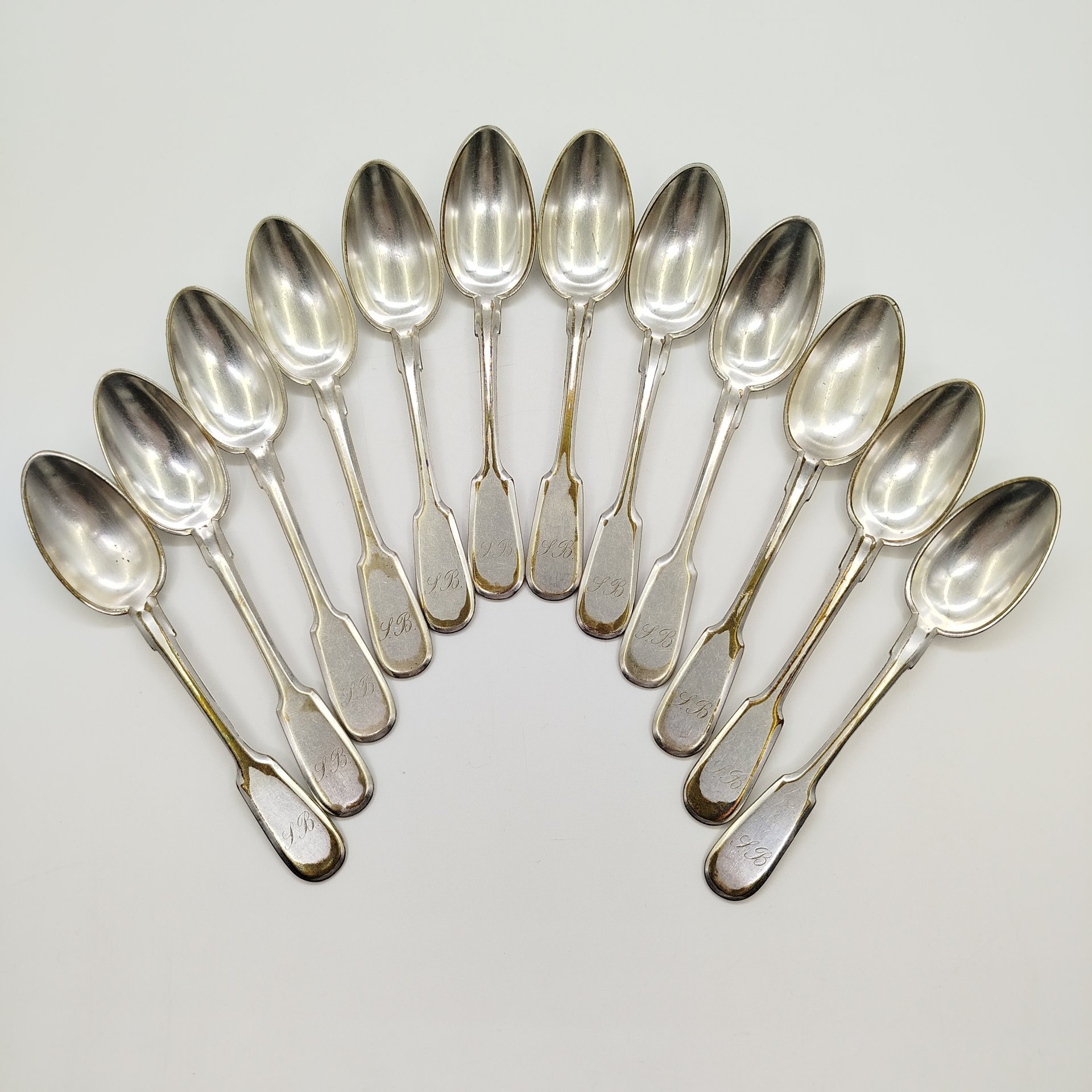 Набор из двенадцати десертных ложек с инициалами "Y.B." на черенках